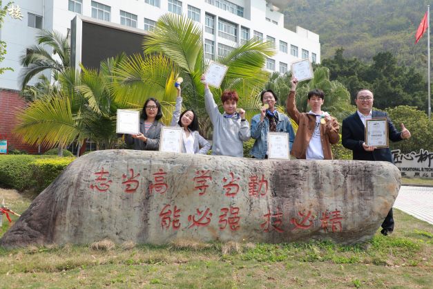 2. 获奖师生团队合影.jpg 2. 获奖师生团队合影.jpg