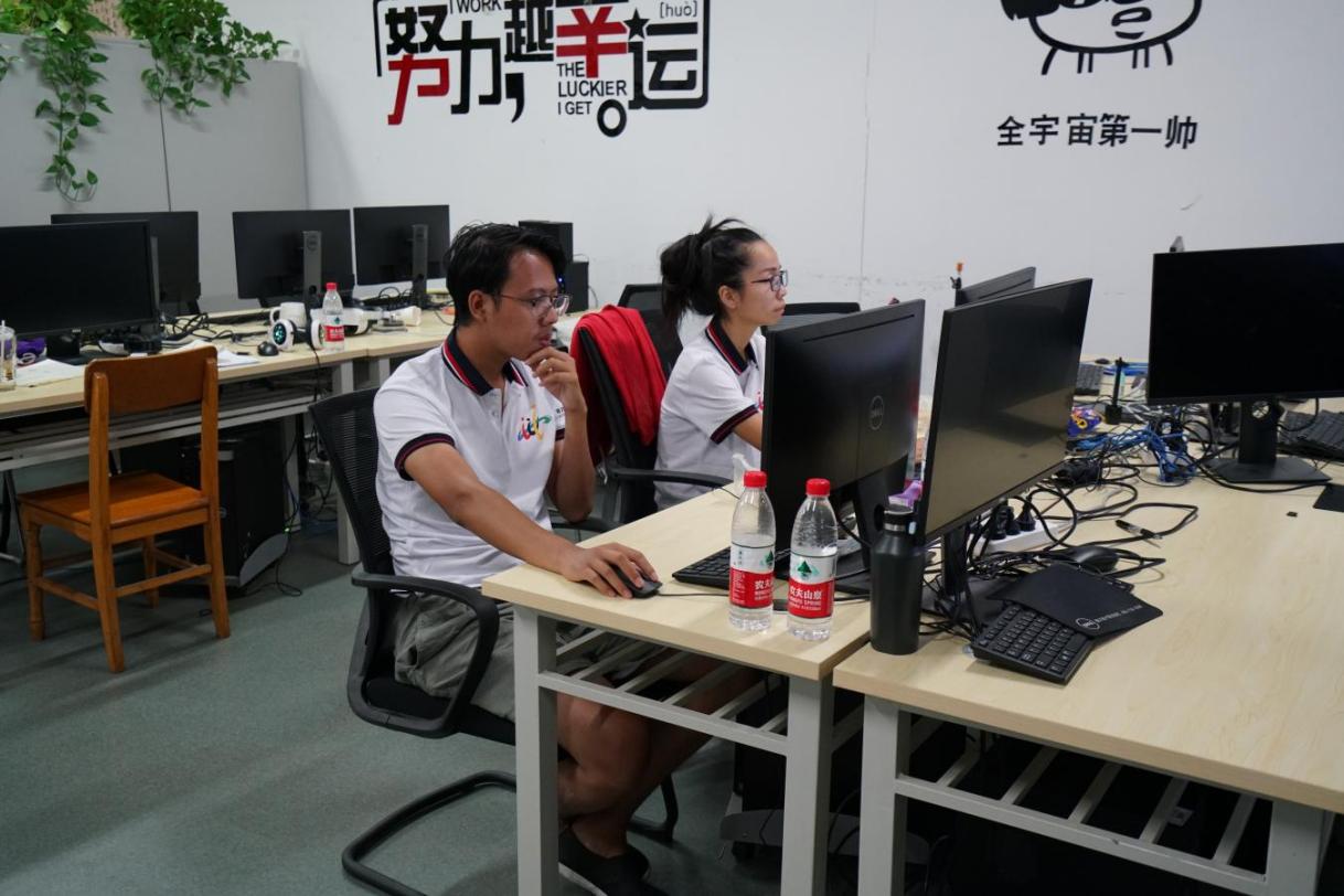 6. 留学生安宸厉和叶娜雅在比赛中.jpg 6. 留学生安宸厉和叶娜雅在比赛中.jpg